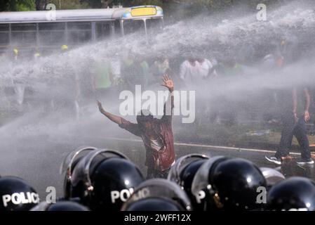 Colombo, Westprovinz, Sri Lanka. 30. Januar 2024. Die Oppositionspartei Sri Lankas (Samagi Jana Balawegaya) begann eine Versammlung in der Nähe des Viharamahadevi-Parks und forderte die Regierung auf, die Demokratie zu stärken, den wirtschaftlichen Druck auf die Bevölkerung des Landes zu verringern und den Menschen ein freies Leben zu ermöglichen. Die Polizei feuerte Tränengas und Wasserkanone auf den Protest in der Nähe der Nationalbibliothek ab. (Kreditbild: © Ruwan Walpola/Pacific Press via ZUMA Press Wire) NUR REDAKTIONELLE VERWENDUNG! Nicht für kommerzielle ZWECKE! Stockfoto