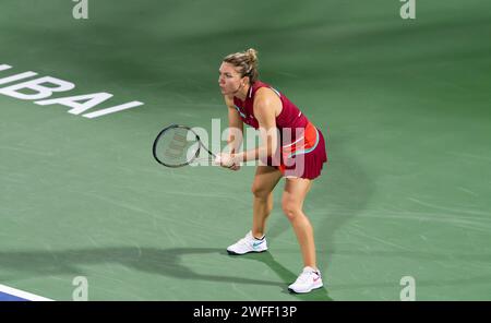 Colin Alison Riske von den Vereinigten Staaten gegen Simona Halep aus Rumänien während ihres Singles Round 1 Matches im Rahmen der Dubai Duty Free Tennis Championships WTA 500 am 14. Februar 2022 in Dubai, Vereinigte Arabische Emirate. Foto von Victor Fraile / Power Sport Images Stockfoto