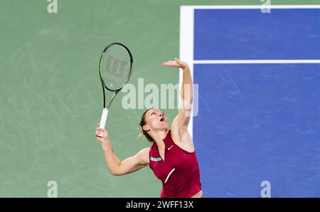 Colin Alison Riske von den Vereinigten Staaten gegen Simona Halep aus Rumänien während ihres Singles Round 1 Matches im Rahmen der Dubai Duty Free Tennis Championships WTA 500 am 14. Februar 2022 in Dubai, Vereinigte Arabische Emirate. Foto von Victor Fraile / Power Sport Images Stockfoto