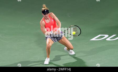 Colin Alison Riske von den Vereinigten Staaten gegen Simona Halep aus Rumänien während ihres Singles Round 1 Matches im Rahmen der Dubai Duty Free Tennis Championships WTA 500 am 14. Februar 2022 in Dubai, Vereinigte Arabische Emirate. Foto von Victor Fraile / Power Sport Images Stockfoto