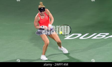 Colin Alison Riske von den Vereinigten Staaten gegen Simona Halep aus Rumänien während ihres Singles Round 1 Matches im Rahmen der Dubai Duty Free Tennis Championships WTA 500 am 14. Februar 2022 in Dubai, Vereinigte Arabische Emirate. Foto von Victor Fraile / Power Sport Images Stockfoto