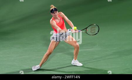 Colin Alison Riske von den Vereinigten Staaten gegen Simona Halep aus Rumänien während ihres Singles Round 1 Matches im Rahmen der Dubai Duty Free Tennis Championships WTA 500 am 14. Februar 2022 in Dubai, Vereinigte Arabische Emirate. Foto von Victor Fraile / Power Sport Images Stockfoto