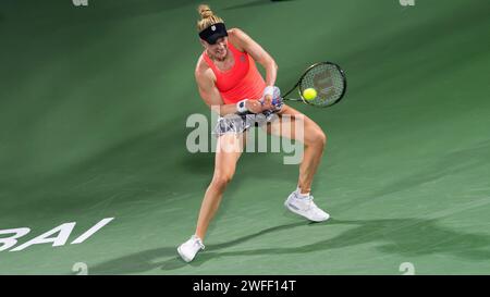 Colin Alison Riske von den Vereinigten Staaten gegen Simona Halep aus Rumänien während ihres Singles Round 1 Matches im Rahmen der Dubai Duty Free Tennis Championships WTA 500 am 14. Februar 2022 in Dubai, Vereinigte Arabische Emirate. Foto von Victor Fraile / Power Sport Images Stockfoto