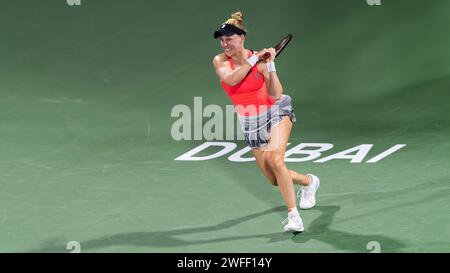 Colin Alison Riske von den Vereinigten Staaten gegen Simona Halep aus Rumänien während ihres Singles Round 1 Matches im Rahmen der Dubai Duty Free Tennis Championships WTA 500 am 14. Februar 2022 in Dubai, Vereinigte Arabische Emirate. Foto von Victor Fraile / Power Sport Images Stockfoto