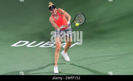 Colin Alison Riske von den Vereinigten Staaten gegen Simona Halep aus Rumänien während ihres Singles Round 1 Matches im Rahmen der Dubai Duty Free Tennis Championships WTA 500 am 14. Februar 2022 in Dubai, Vereinigte Arabische Emirate. Foto von Victor Fraile / Power Sport Images Stockfoto