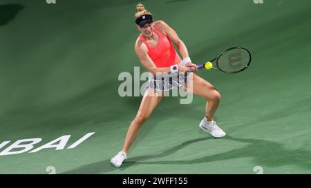 Colin Alison Riske von den Vereinigten Staaten gegen Simona Halep aus Rumänien während ihres Singles Round 1 Matches im Rahmen der Dubai Duty Free Tennis Championships WTA 500 am 14. Februar 2022 in Dubai, Vereinigte Arabische Emirate. Foto von Victor Fraile / Power Sport Images Stockfoto