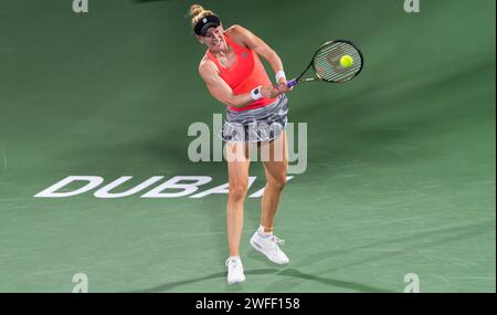 Colin Alison Riske von den Vereinigten Staaten gegen Simona Halep aus Rumänien während ihres Singles Round 1 Matches im Rahmen der Dubai Duty Free Tennis Championships WTA 500 am 14. Februar 2022 in Dubai, Vereinigte Arabische Emirate. Foto von Victor Fraile / Power Sport Images Stockfoto