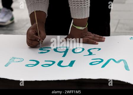 Seattle, USA. 30. Januar 2024. Marschieren Sie mit Tukwila Refuges Protest. Demonstranten versammelten sich heute im Rathaus von Seattle und marschierten in die Kammer des Stadtrates, um die Tukwila-Zufluchtsorte zu unterstützen. Die 200 Schutzhütten befinden sich derzeit in einem Hotel in Tukwila, das sich weigert, ihre Hotelunterkunft zu verlassen. Die Schutzhütten wurden wegen des drastischen Temperaturabfalls von einer örtlichen Kirche in das Hotel in der Umgebung verlegt. Seattle hat eine starke Zunahme der Obdachlosigkeit aufgrund steigender Immobilienwerte und der steigenden Miete zu verzeichnen. Die Flüchtlingskrise hat die ohnehin überforderten Programme für Wohnungslose zusätzlich belastet. Quelle: James Anderson/Alamy Stockfoto