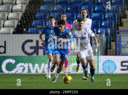 Peterborough, Großbritannien. 30. Januar 2024. Joel Randall (PU) James Tilley (AFCW) beim Spiel Peterborough United gegen AFC Wimbledon EFL Trophy im Weston Homes Stadium, Peterborough, Cambridgeshire, am 30. Januar 2024. Quelle: Paul Marriott/Alamy Live News Stockfoto