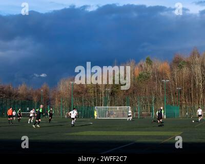 Glasgow, Schottland, Großbritannien. 5. März 2023: Zwei Amateurmannschaften spielen im Barlia Football Center in Castlemilk, Glasgow. Stockfoto