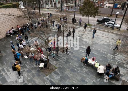 Seattle, USA. 30. Januar 2024. Marschieren Sie mit Tukwila Refuges Protest. Demonstranten versammelten sich heute im Rathaus von Seattle und marschierten in die Kammer des Stadtrates, um die Tukwila-Zufluchtsorte zu unterstützen. Die 200 Schutzhütten befinden sich derzeit in einem Hotel in Tukwila, das sich weigert, ihre Hotelunterkunft zu verlassen. Die Schutzhütten wurden wegen des drastischen Temperaturabfalls von einer örtlichen Kirche in das Hotel in der Umgebung verlegt. Seattle hat eine starke Zunahme der Obdachlosigkeit aufgrund steigender Immobilienwerte und der steigenden Miete zu verzeichnen. Die Flüchtlingskrise hat die ohnehin überforderten Programme für Wohnungslose zusätzlich belastet. Quelle: James Anderson/Alamy Stockfoto