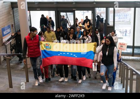 Seattle, USA. 30. Januar 2024. Marschieren Sie mit Tukwila Refuges Protest. Demonstranten versammelten sich heute im Rathaus von Seattle und marschierten in die Kammer des Stadtrates, um die Tukwila-Zufluchtsorte zu unterstützen. Die 200 Schutzhütten befinden sich derzeit in einem Hotel in Tukwila, das sich weigert, ihre Hotelunterkunft zu verlassen. Die Schutzhütten wurden wegen des drastischen Temperaturabfalls von einer örtlichen Kirche in das Hotel in der Umgebung verlegt. Seattle hat eine starke Zunahme der Obdachlosigkeit aufgrund steigender Immobilienwerte und der steigenden Miete zu verzeichnen. Die Flüchtlingskrise hat die ohnehin überforderten Programme für Wohnungslose zusätzlich belastet. Quelle: James Anderson/Alamy Stockfoto