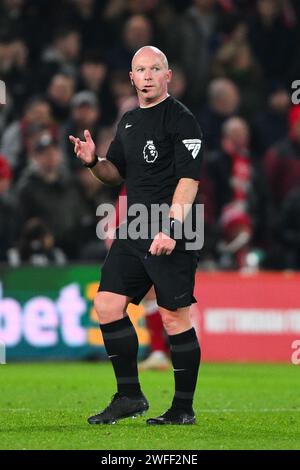 Schiedsrichter Simon Hooper während des Premier League-Spiels zwischen Nottingham Forest und Arsenal auf dem City Ground, Nottingham am Dienstag, den 30. Januar 2024. (Foto: Jon Hobley | MI News) Credit: MI News & Sport /Alamy Live News Stockfoto