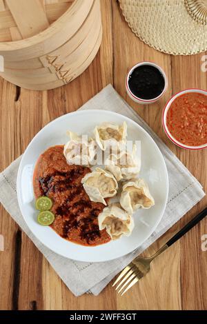Top View Siomay Ikan Bandung, Beliebtes Street Food Dumpling. Serviert mit würziger Erdnusssauce und süßer Sojasauce Stockfoto