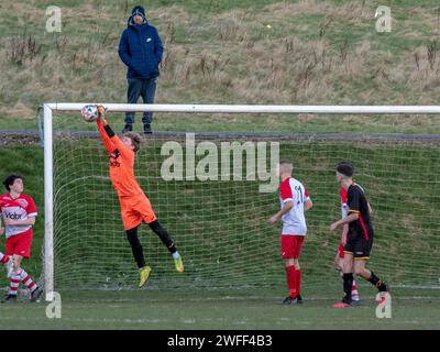 Glasgow, Schottland, Großbritannien. 25. Februar 2023: Rossvale Barca U19 spielt gegen Mill United auf dem Milton Grasfeld. Stockfoto