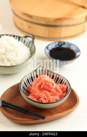 Japanischer rosafarbener Gurke oder Sushi Gari in japanischer Mini-Schüssel auf weißem Tisch Stockfoto