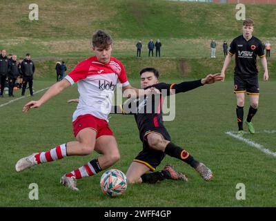 Glasgow, Schottland, Großbritannien. 25. Februar 2023: Rossvale Barca U19 spielt gegen Mill United auf dem Milton Grasfeld. Stockfoto