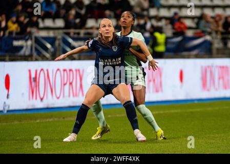 Paris, Frankreich. 30. Januar 2024. Julie Dufour von Paris FC und Ashley Lawrence von Chelsea kämpfen am 30. Januar 2024 im Sebastien Charlety Stadion in Paris um den Ball während des UEFA Women's Champions League, Gruppe D Fußballspiels zwischen Paris FC und Chelsea - Foto Antoine Massinon/A2M Sport Consulting/DPPI Credit: DPPI Media/Alamy Live News Stockfoto