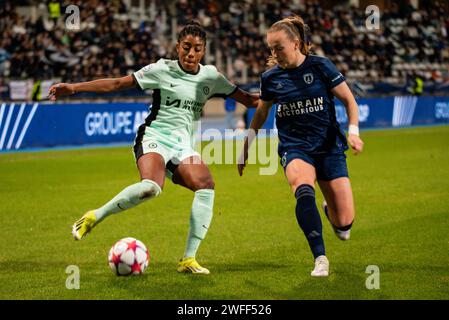 Paris, Frankreich. 30. Januar 2024. Ashley Lawrence von Chelsea und Julie Dufour von Paris FC kämpfen um den Ball während des Fußballspiels der UEFA Women's Champions League, Gruppe D zwischen Paris FC und Chelsea am 30. Januar 2024 im Sebastien Charlety Stadion in Paris, Frankreich - Foto Melanie Laurent/A2M Sport Consulting/DPPI Credit: DPPI Media/Alamy Live News Stockfoto