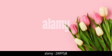 Schöne Tulpen auf rosa Hintergrund mit Platz für Text Stockfoto