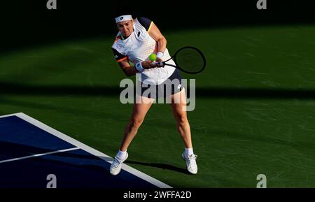 Vera Zvonareva von Russland gegen Jabeur von Tunesien während ihres Singles Runde 1 Spiels im Rahmen der Dubai Duty Free Tennis Championships WTA 500 am 15. Februar 2022 in Dubai, Vereinigte Arabische Emirate. Foto von Victor Fraile / Power Sport Images Stockfoto