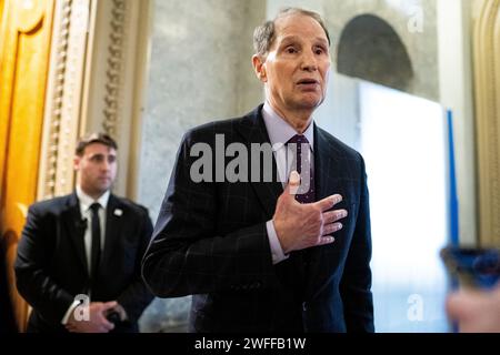 Washington, USA. 30. Januar 2024. Senator Ron Wyden (R-OR) spricht am Dienstag, den 30. Januar, im US-Kapitol in Washington, DC, vor Medien. 2024. (Graeme Sloan/SIPA USA) Credit: SIPA USA/Alamy Live News Stockfoto