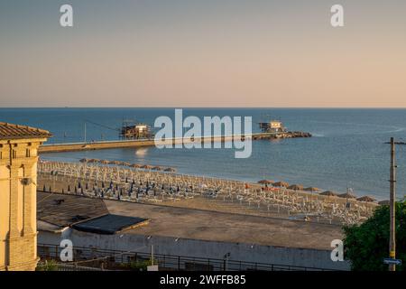 Blick auf den beliebten Strand und Pier des Küstendorfes San Vito Chietino, Provinz Chieti, Abruzzen, Italien. Stockfoto