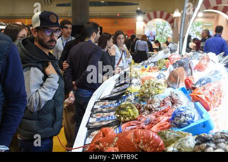 Madrid, Spanien. 30. Januar 2024. Besucher sehen Meeresfrüchte bei der 22. Madrid Fusion am 30. Januar 2024 in Madrid, Spanien. Madrid Fusion, eine internationale Gastronomie-Messe, eröffnet am Montag und findet bis Mittwoch statt. Gustavo Valiente/Xinhua/Alamy Live News Stockfoto