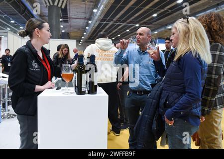 Madrid, Spanien. 30. Januar 2024. Besucher probieren Wein bei der 22. Madrid Fusion in Madrid, Spanien, am 30. Januar 2024. Madrid Fusion, eine internationale Gastronomie-Messe, eröffnet am Montag und findet bis Mittwoch statt. Gustavo Valiente/Xinhua/Alamy Live News Stockfoto