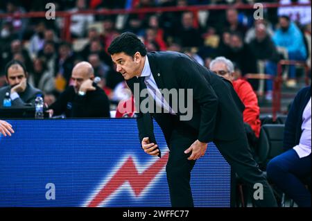 Piräus, Lombardei, Griechenland. 30. Januar 2024. Cheftrainer ISRAEL GONZALEZ von Alba Berlin während der Euroleague, Runde 24, Spiel zwischen Olympiacos Piräus und Alba Berlin im Peace & Friendship Stadium am 30. Januar 2024 in Piräus, Griechenland. (Kreditbild: © Stefanos Kyriazis/ZUMA Press Wire) NUR REDAKTIONELLE VERWENDUNG! Nicht für kommerzielle ZWECKE! Stockfoto