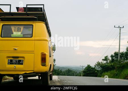 Gelber Volkswagen Kombi oder Bus parkt in der Seitenstraße Stockfoto