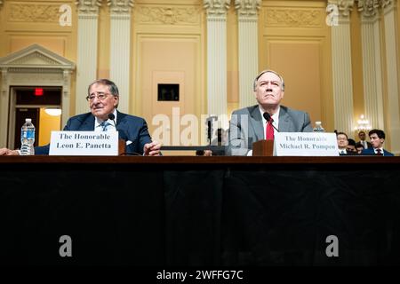 Washington, Usa. 30. Januar 2024. Leon Panetta, ehemaliger Verteidigungsminister, und Mike Pompeo, ehemaliger US-Außenminister, bei einer Anhörung des House Select Committee on the Strategic Competition zwischen den Vereinigten Staaten und der Kommunistischen Partei Chinas im Kapitol. Quelle: SOPA Images Limited/Alamy Live News Stockfoto