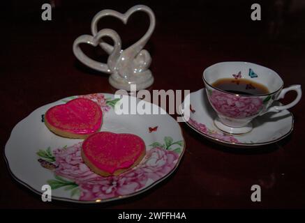 Kaffee und herzförmige Kekse zum Valentinstag Stockfoto