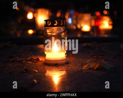 Eine Kerze in einer Laterne auf einem Friedhof am Allerheiligsten Stockfoto