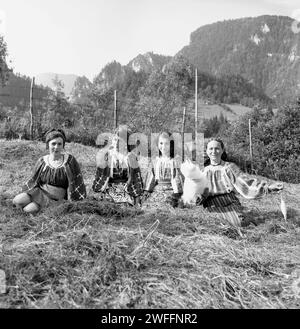 Vrancea County, Rumänien, ca. 1978. Frauen in traditionellen Trachten. Frau, die eine alte traditionelle Technik und Werkzeuge zum Spinnen von Wolle verwendet. Stockfoto