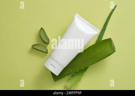 Aloe Vera (Aloe barbadensis miller) in der Längsrichtung mit einem Röhrchen halbiert. Verpackung für Creme, Gel, Lotionswerbung und Produktwerbung, m Stockfoto