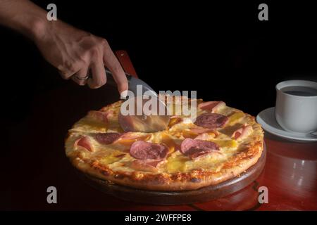 Hawaiianische Pizza, frisch aus dem Ofen Stockfoto