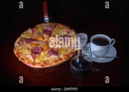 Hawaiianische Pizza, frisch aus dem Ofen Stockfoto