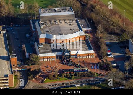 Luftbild, Starlight Express Theater Musical-Eventhalle mit Menschenschlange am Eingang, Lok und Waggon Symbol, Grumme, Bochum, Ruhrgebiet, Nordrhein-Westfalen, Deutschland ACHTUNGxMINDESTHONORARx60xEURO *** Luftansicht, Starlight Express Theater Musical Event Hall mit Schlange am Eingang, Lokomotive und Wagensymbol, Grumme, Bochum, Ruhrgebiet, Nordrhein Westfalen, Deutschland ACHTUNGxMINDESTHONORARx60xEURO Stockfoto