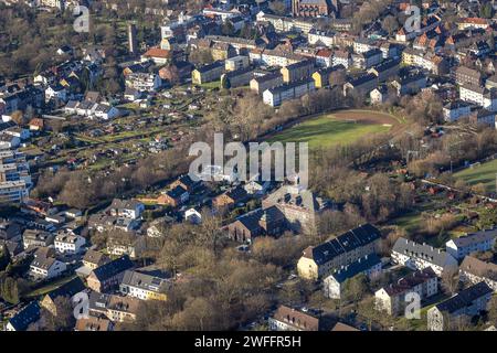 Luftbild, Paul-Dohrmann-Schule Sanierungsarbeiten mit Fassadenverkleidung, Sportplatz DJK Adler Riemke 1923 e.V., Kleingartenverein Osterbecke EV, Riemke, Bochum, Ruhrgebiet, Nordrhein-Westfalen, Deutschland ACHTUNGxMINDESTHONORARx60xEURO *** Luftsicht, Paul Dohrmann Schulsanierung mit Fassadenverkleidung, Sportplatz DJK Adler Riemke 1923 e V , Kleingartenverband Osterbecke EV, Riemke, Bochum, Ruhrgebiet Nordrhein-Westfalen, Deutschland ACHTUNGxMINDESTHONORARx60xEURO Stockfoto