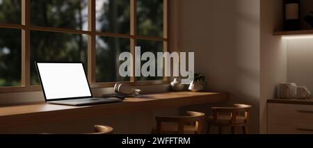 Ein Laptop-Computer mit weißem Bildschirm auf einem Hartholzschreibtisch vor dem Fenster in einer modernen, gemütlichen Küche. Remote-Arbeitsplatz zu Hause. 3D-Rendering, 3D-Illustraten Stockfoto