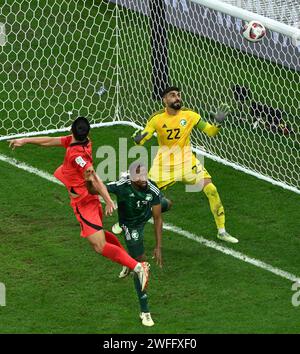 Doha, Katar. 30. Januar 2024. Der Südkoreaner Cho GUE-Sung (L) trifft im Achtelfinale des Achtelfinales zwischen Saudi-Arabien und Südkorea beim AFC Asian Cup Qatar 2023 in Doha, Katar, 30. Januar 2024, mit einem Kopfball auf die Querstange. Quelle: Sun Fanyue/Xinhua/Alamy Live News Stockfoto