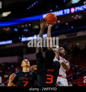 Raleigh, NC, USA. 30. Januar 2024. DJ Horne (0) des NC State Wolfpack-Gardisten schießt gegen die Miami (FL) Hurricanes im ACC Basketball Matchup in der PNC Arena in Raleigh, NC. (Scott Kinser/CSM). Quelle: csm/Alamy Live News Stockfoto