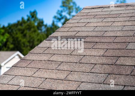 Fehlende Schindeln auf dem Dach aufgrund von Sturmschäden. Stockfoto