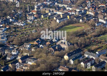 Luftbild, Paul-Dohrmann-Schule Sanierungsarbeiten mit Fassadenverkleidung, Sportplatz DJK Adler Riemke 1923 e.V., Kleingartenverein Osterbecke EV, Riemke, Bochum, Ruhrgebiet, Nordrhein-Westfalen, Deutschland ACHTUNGxMINDESTHONORARx60xEURO *** Luftsicht, Paul Dohrmann Schulsanierung mit Fassadenverkleidung, Sportplatz DJK Adler Riemke 1923 e V , Kleingartenverband Osterbecke EV, Riemke, Bochum, Ruhrgebiet Nordrhein-Westfalen, Deutschland ACHTUNGxMINDESTHONORARx60xEURO Stockfoto