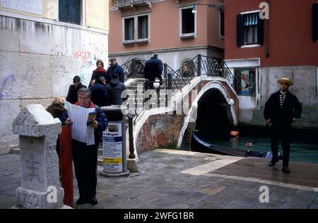 Ein Mann, der sich die Touristenkarte anschaut, Venedig, Italien, Europa Stockfoto