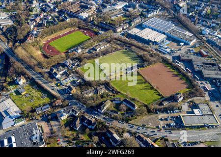 Luftbild, Fußballplatz und Leichtathletikstadion Wullenstadion des FSV Witten 07/32 e.V. und Nebenplatz VFB Annen 19 e.V. an der Dortmunder Straße, Gewerbegebiet mit Reifen Kessler, Witten, Ruhrgebiet, Nordrhein-Westfalen, Deutschland ACHTUNGxMINDESTHONORARx60xEURO *** Luftbild, Fussball- und Leichtathletikstadion Wullenstadion FSV Witten 07 32 e V und Sekundärfeld VFB Annen 19 e V an der Dortmunder Straße, Gewerbegebiet mit Reifen Kessler, Witten, Ruhrgebiet, Nordrhein-Westfalen, Deutschland ACHTUNGxMINDESTHONORARx60xEURO Stockfoto