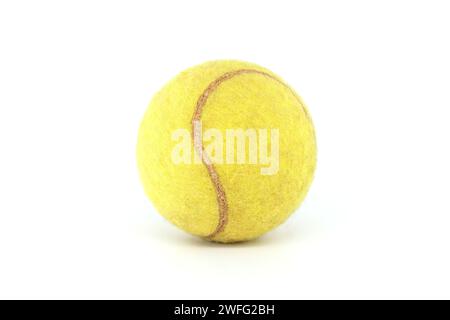Gelbe Tenniskugel isoliert auf weißem Hintergrund Stockfoto