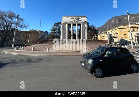 Bozen, Italien. Januar 2024. Der Triumphbogen in Südtirols Hauptstadt Bozen. Quelle: Christoph Sator/dpa/Alamy Live News Stockfoto