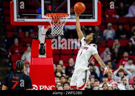 Raleigh, NC, USA. 30. Januar 2024. Der Wächter Jayden Taylor (1) von NC State Wolfpack schießt gegen die Miami (FL) Hurricanes im ACC Basketball Matchup in der PNC Arena in Raleigh, NC. (Scott Kinser/CSM). Quelle: csm/Alamy Live News Stockfoto